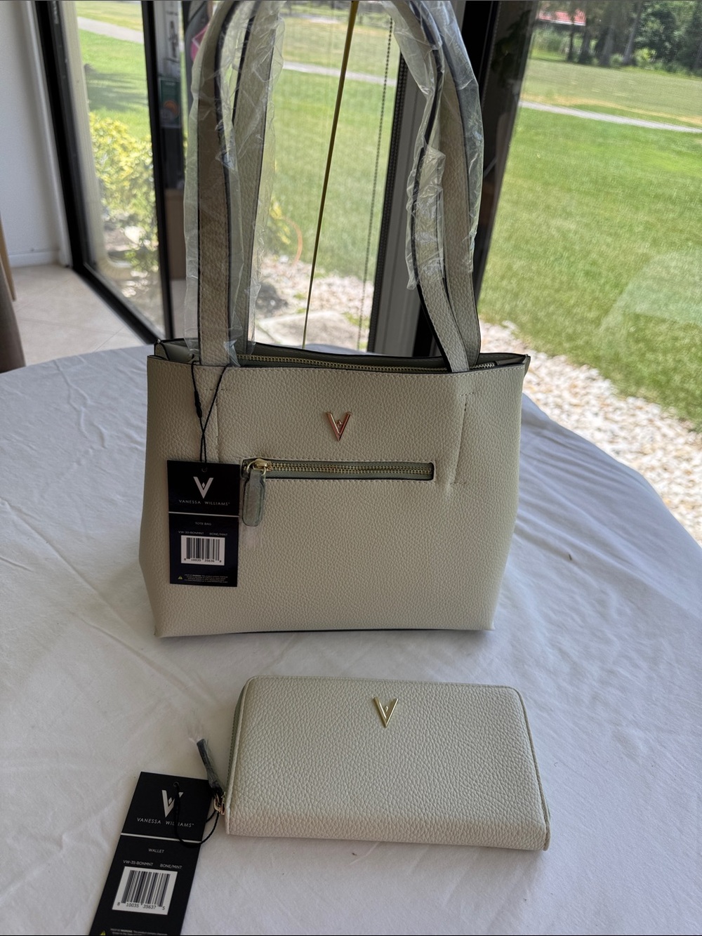 Vanessa Williams V-Logo Cream Tote Bag with Matching Zip Wallet. 11”x9”x6”